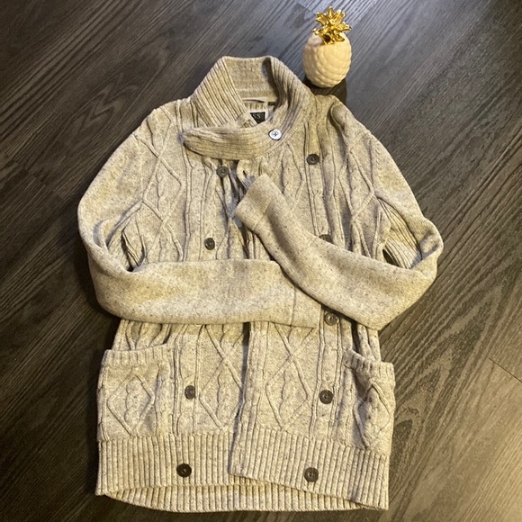 🍍Guess Sweater🍍Size small 🍍S-1 - Picture 1 of 4